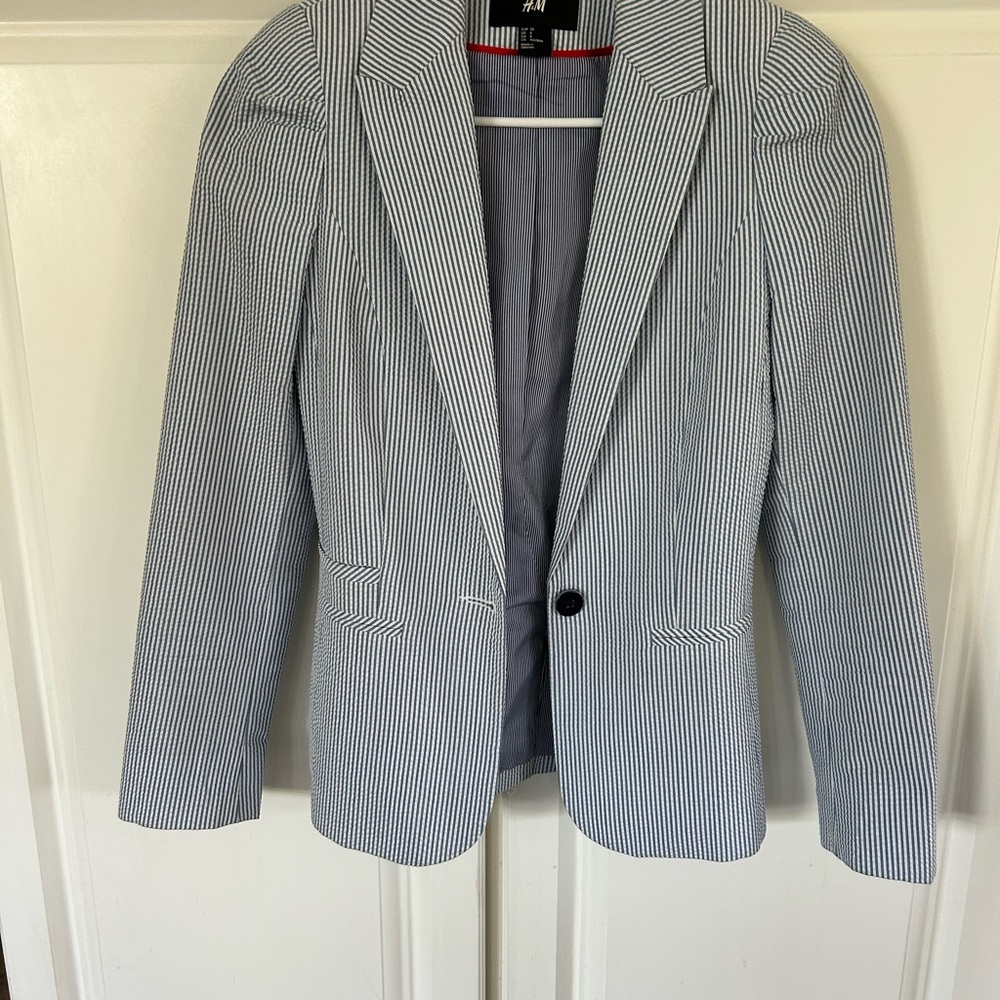 H&M Blazer blue and white seersucker size 6 wears like a size 0 to 2. NWT PETITE